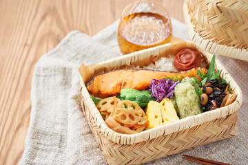 竹籠に詰めた焼き鮭弁当 – 伝統的で彩り豊かな和風ランチ