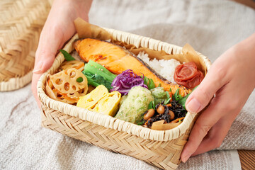 竹籠に詰めた焼き鮭弁当 – 伝統的で彩り豊かな和風ランチ
