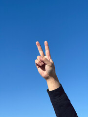 空に向かって手を上げる人