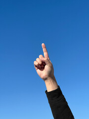 空に向かって手を上げる