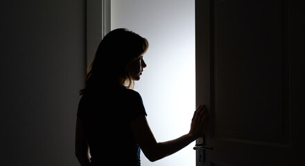 人物の後ろ姿・扉を開ける・精神世界・女性シルエット