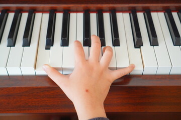 9歳小学3年生の子どもの手の大きさはどのくらい？鍵盤の上で手を広げてみる。