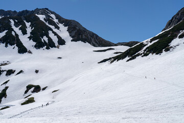 残雪期の立山登山道