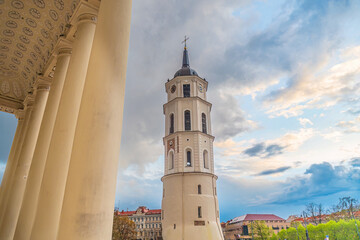 Fototapeta premium Bell Tower of Vilnius Cathedral with downtown Vilnius city skyline, cityscape of Lithuania