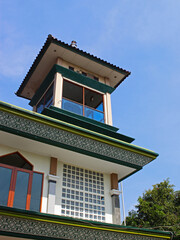 Obraz premium View of the side of the mosque building on a sunny day.