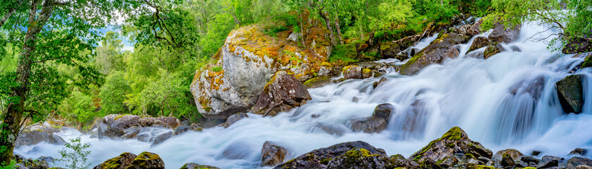 Der atemberaubende Wasserfall Feigefossen in Norwegen - Sognefjord