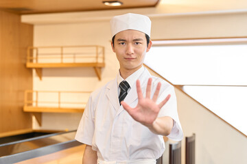制止する和食の料理人