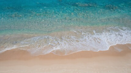 Seichtes Wasser am Strand im Sommer
