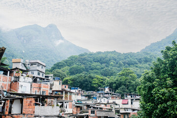 Fototapeta premium Favela adossée aux colines de Rio de Janeiro