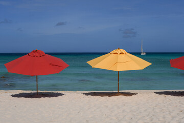 Parasols rouge et jaune plage aruba
