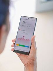 Lifestyle Health Concept. People looking graphs and body status values ​​on their mobile phones, which means calorie burn, steps, exercise and heart rate. Exercise and recording through application