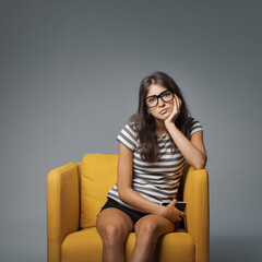 Obraz premium Portrait of a bored girl holding her smartphone
