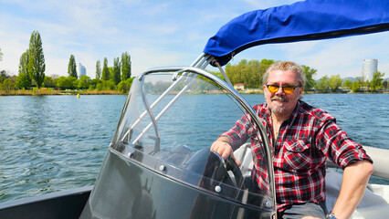 Mann auf seinem Boot