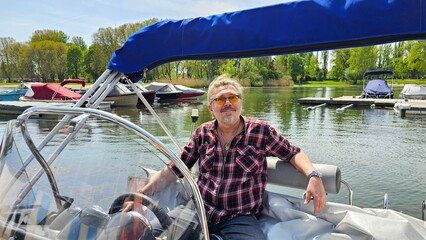 Mann mit seinem Boot im Hafen