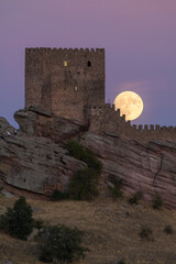 LUNA LLENA EN EL CASTILLO DE ZAFRA. CAMPILLO DE DUEÑAS. GUADALAJARA. ESPAÑA