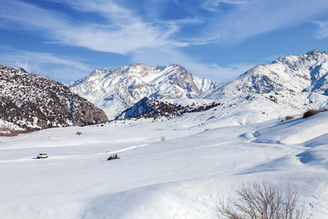 Obraz premium Snow mountains on bright winter day