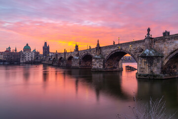 Obraz premium Charles bridge at dawn (Prague at sunrise) Morning in Prague city