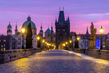Obraz premium Charles bridge at dawn (Prague at sunrise) Morning in Prague city