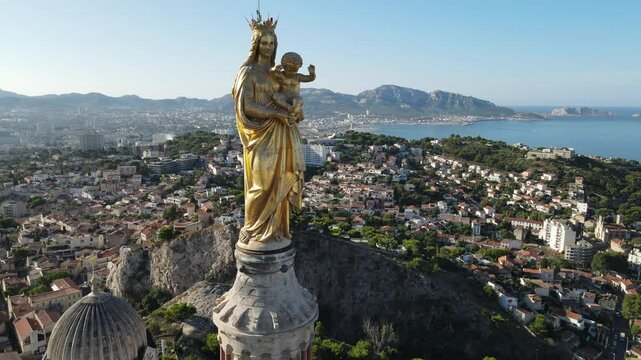 vue a&eacute;rienne drone Marseille Notre-Dame de la Garde, statue de la bonne m&egrave;re en gros plan exceptionnel