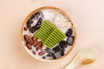Ce Hun Tiaw is Traditional Sweet Dessert from Pontianak, Indonesia. Made from cendol, Hunkwe Flour, Red Bean with Palm Sugar and Coconut Milk