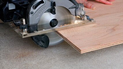 刃を出し過ぎの危険な電動のこぎり