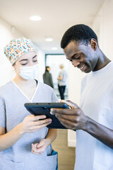 Fototapeta premium A nurse is talking to a man with a tablet