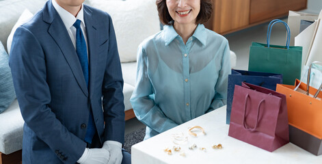 買取査定に満足する女性 © ponta1414