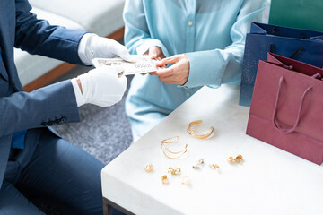 現金を受けとる女性