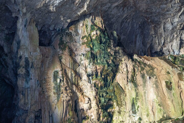 The cave is situated in Killik location of Ahirtas village at Dosemealti  district of Antalya Province.The cave is 633 m long and has two large chambers on the main gallery, which has a clearance.