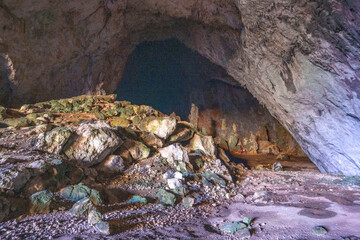 The cave is situated in Killik location of Ahirtas village at Dosemealti  district of Antalya Province.The cave is 633 m long and has two large chambers on the main gallery, which has a clearance.