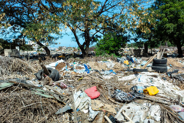 Un terrain vague dévasté rempli de déchets dans la ville de Dakar au Sénégal en Afrique