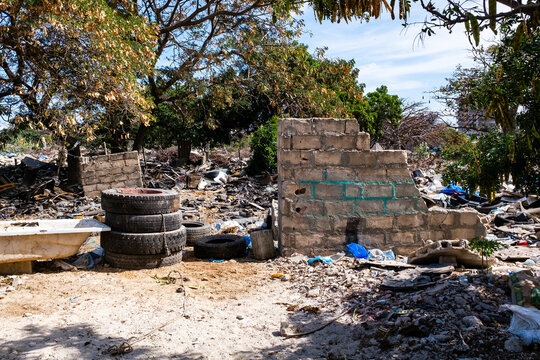 Un terrain vague d&eacute;vast&eacute; rempli de d&eacute;chets dans la ville de Dakar au S&eacute;n&eacute;gal en Afrique