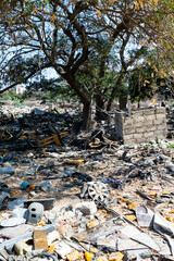 Un terrain vague dévasté rempli de déchets dans la ville de Dakar au Sénégal en Afrique