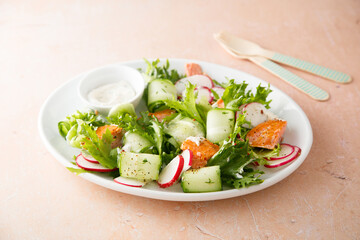 Leaf salad with salmon