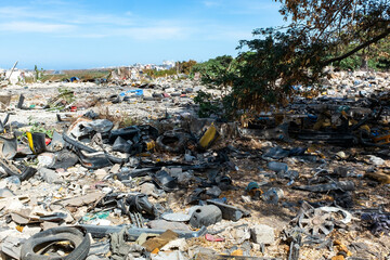 Un terrain vague dévasté rempli de déchets dans la ville de Dakar au Sénégal en Afrique