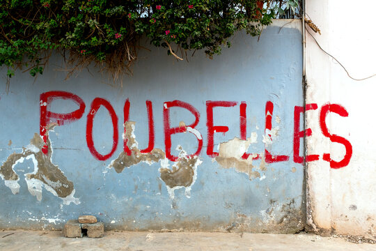 Un vieux mur avec l'inscription poubelle dans la ville de Dakar au Sénégal en Afrique 