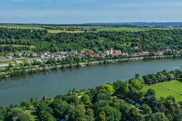 Obraz premium Herrlicher Sommertag rund um den Donaupark in Regensburg in der Oberpfalz