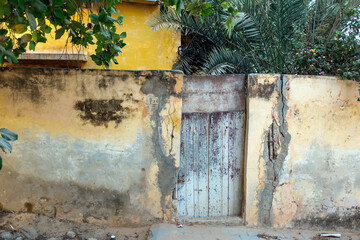 ancienne architecture coloniale en ruine dans la ville de Dakar au Sénégal en Afrique de l'Ouest