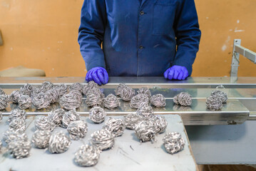 production of a metal sponge for washing dishes