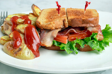 blt sandwich with potatoe wedges