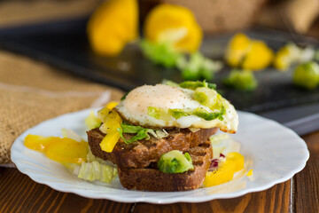 Toast with egg and fresh vegetables