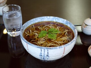 三つ葉がのった蕎麦