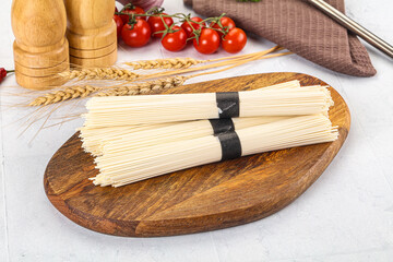 Raw dry white wheat noodles