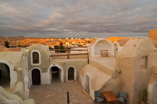 Ksar Hadada storico villaggio di ghorfa set di Star Wars film,  governatorato di Tataouine, Tunisia, resti del tipico villaggio fortificato Berbero composto da granai e abitazioni 