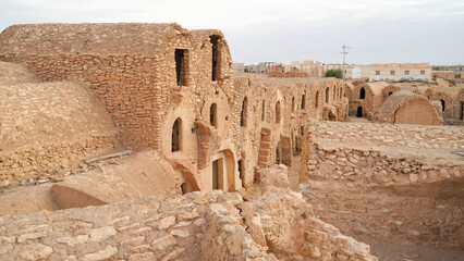 Fototapeta premium Ksar Hadada storico villaggio di ghorfa set di Star Wars film, governatorato di Tataouine, Tunisia, resti del tipico villaggio fortificato Berbero composto da granai e abitazioni 