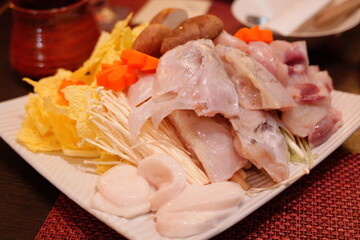 淡路三年とらふぐのてっちり鍋の具材が乗せられた四角く白い大きな皿