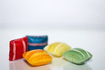 Süßigkeiten in Form eines Kissens auf weißem Hintergrund. Leckere Nascherei.
