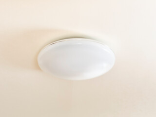 シーリングライト関連素材。洋室の天井に取り付けたシーリングライト。消灯中。