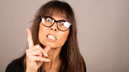 Frau, drohend, Zeigefinger