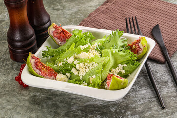 Salad with fig and sheep cheese